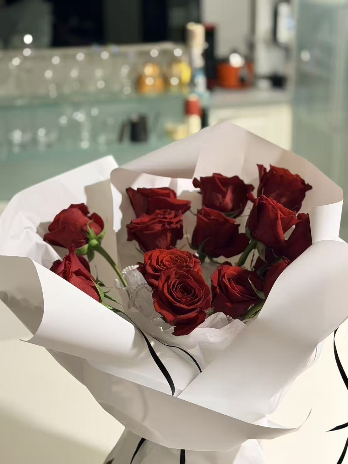 Rouge Cardinal bouquet in a café