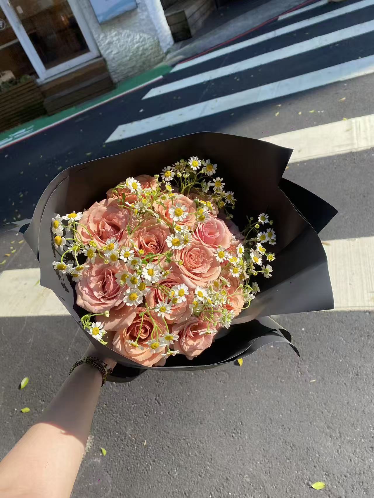 Caramel Rêverie bouquet on a sunlit street